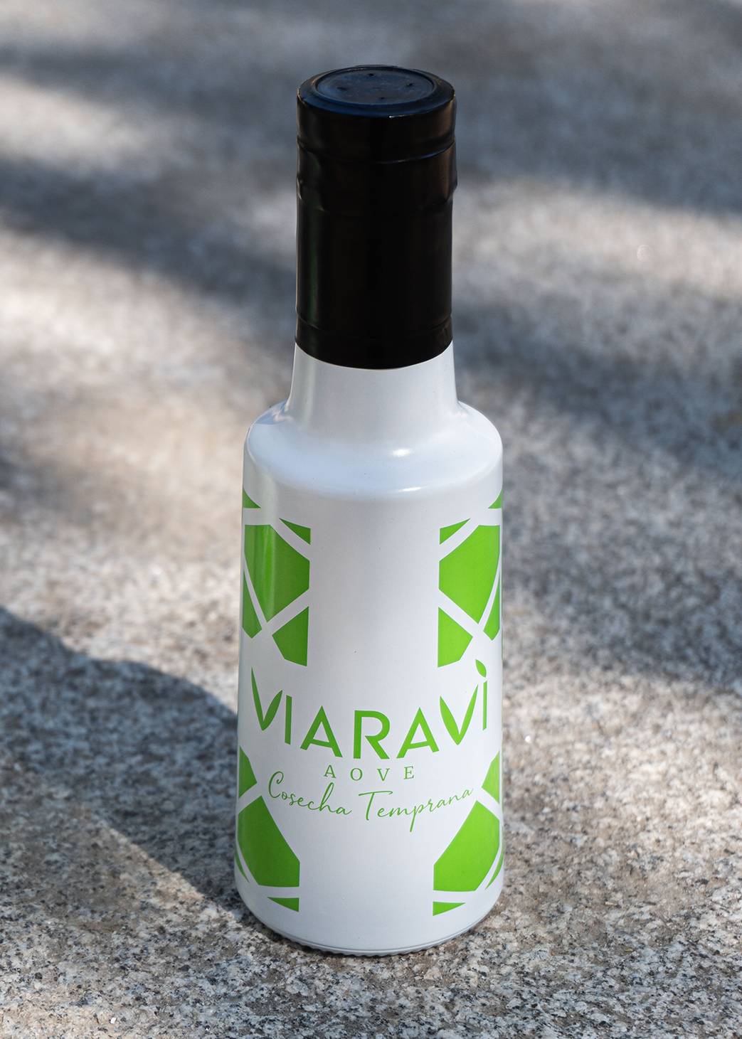 Aceite de oliva virgen extra Viaraví cosecha temprana 250 ml en botella blanca y verde, fotografía de producto