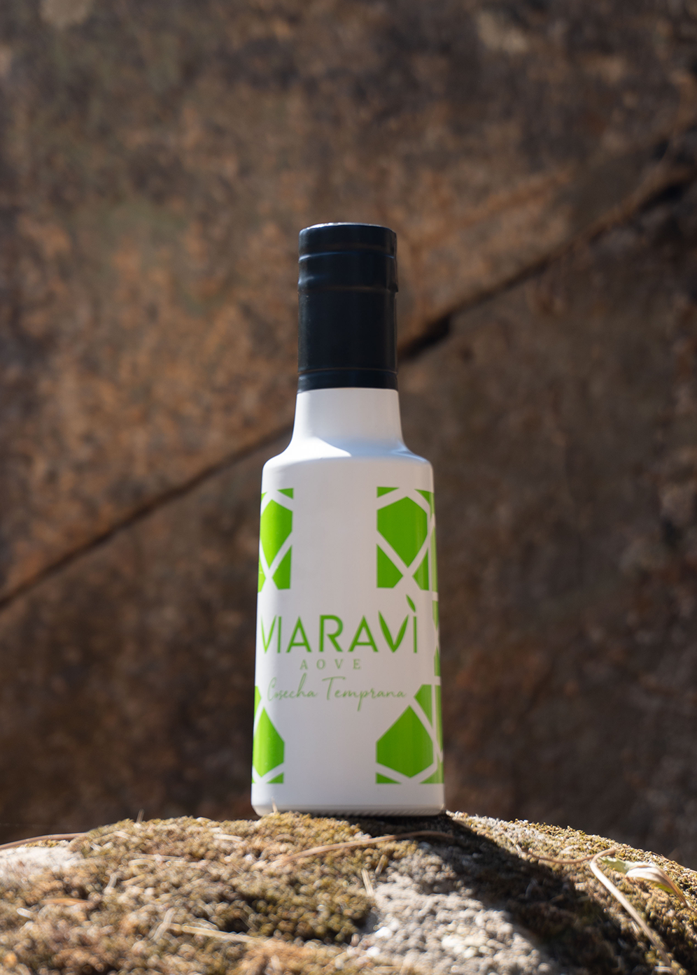 Aceite de oliva virgen extra Viaraví cosecha temprana 250 ml en botella blanca y verde, fotografía de producto