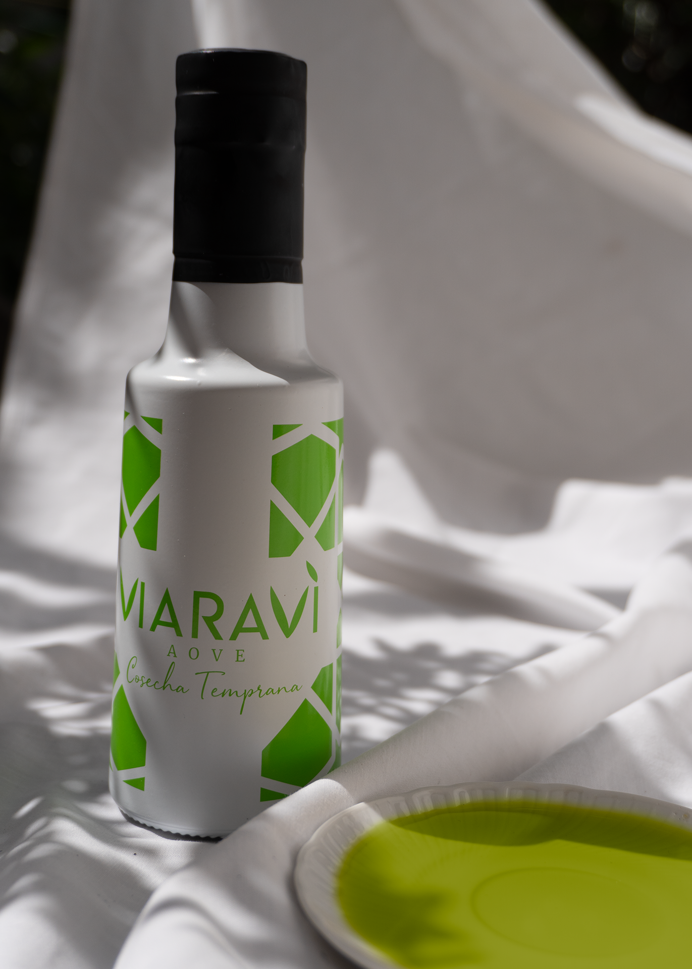 Aceite de oliva virgen extra Viaraví cosecha temprana 250 ml en botella blanca y verde, fotografía de producto