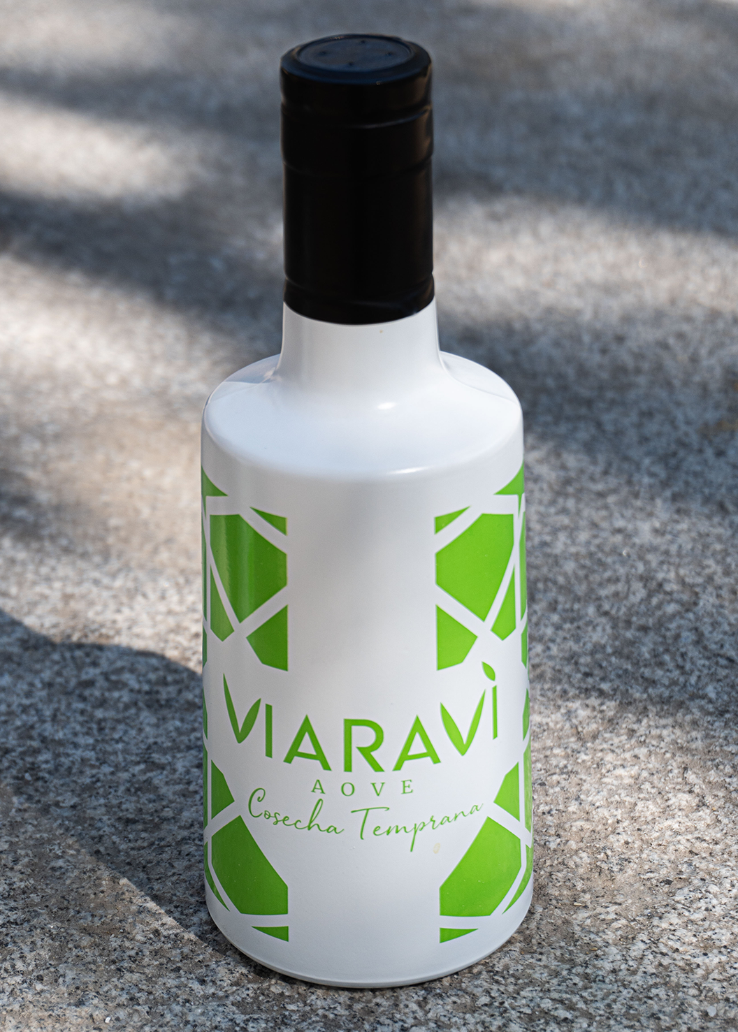 Aceite de oliva virgen extra Viaraví cosecha temprana 500 ml en botella blanca y verde, fotografía de producto
