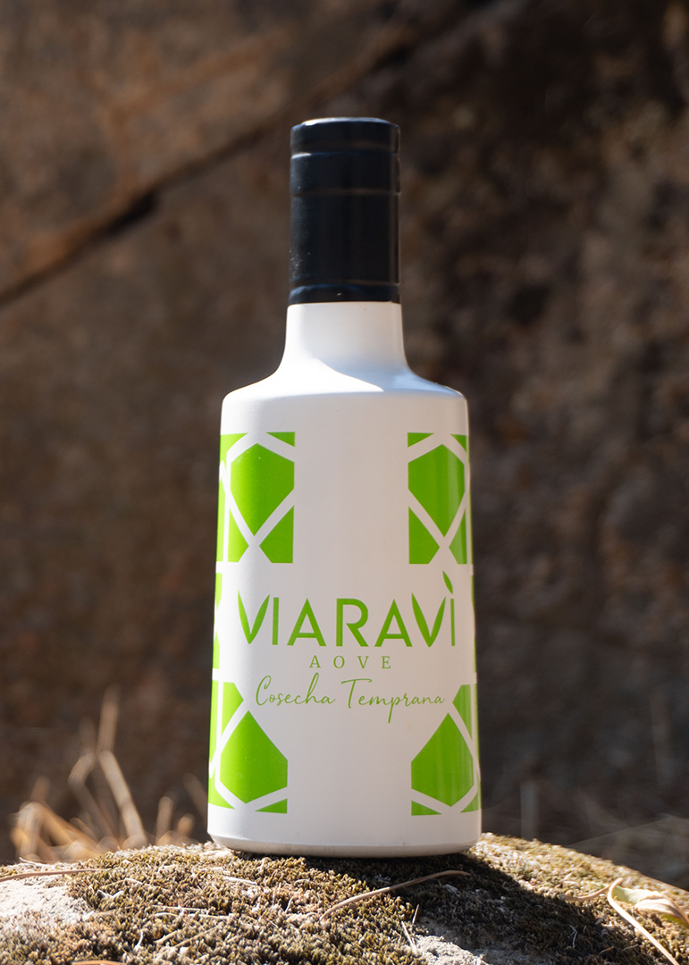 Aceite de oliva virgen extra Viaraví cosecha temprana 500 ml en botella blanca y verde, fotografía de producto