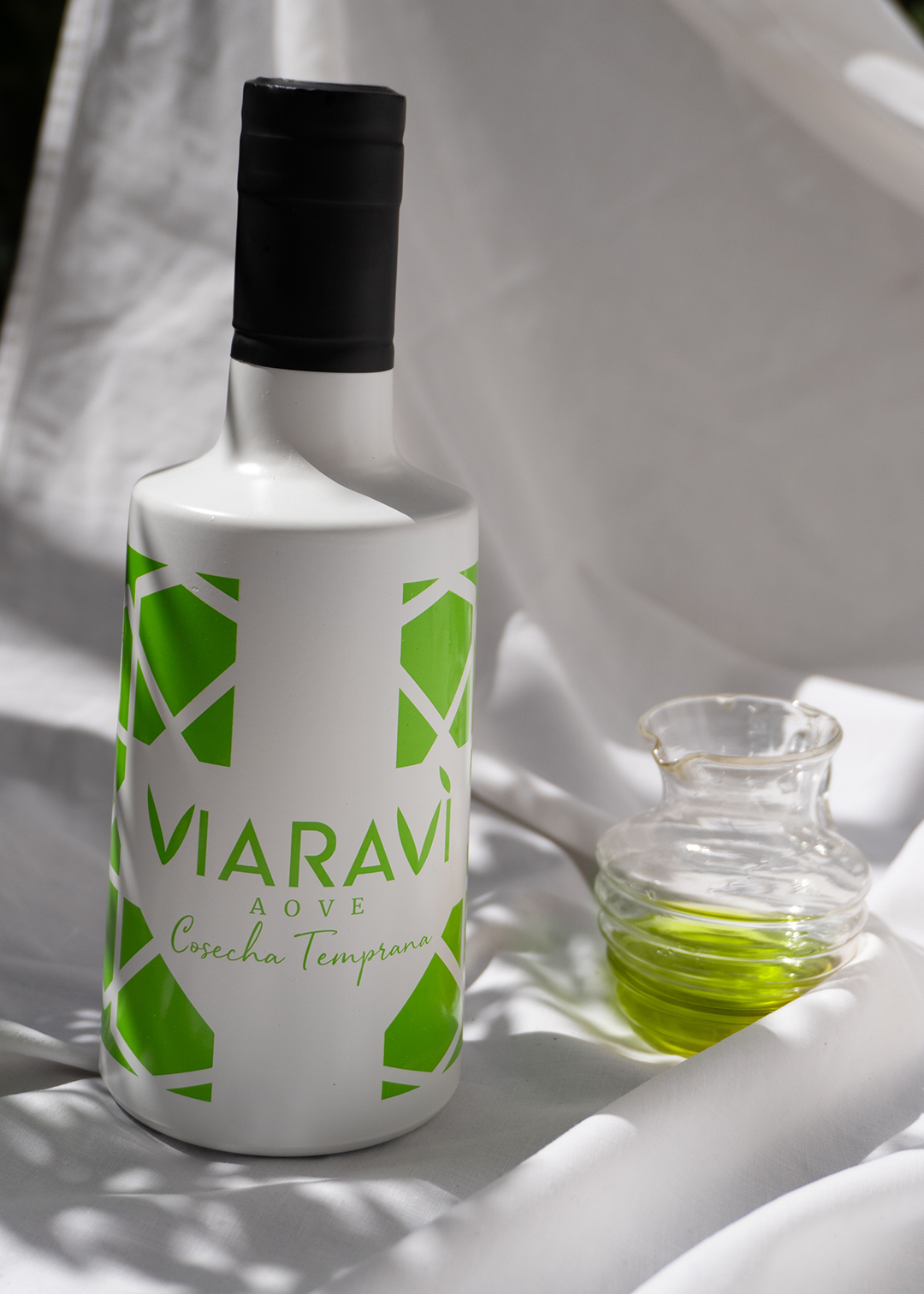 Aceite de oliva virgen extra Viaraví cosecha temprana 500 ml en botella blanca y verde, fotografía de producto