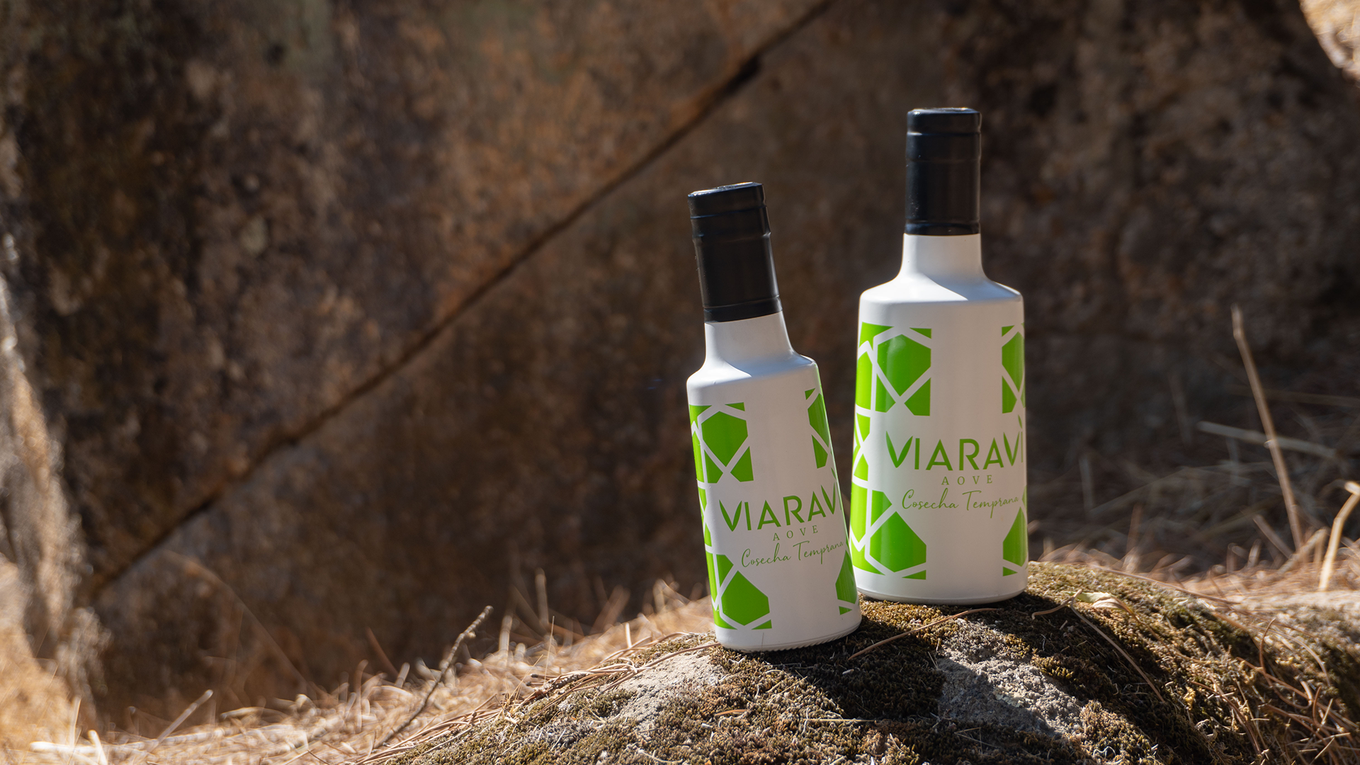 Aceite de oliva virgen extra gourmet marca Viaraví cosecha temprana, botellas blanca y verde, fotografía de producto